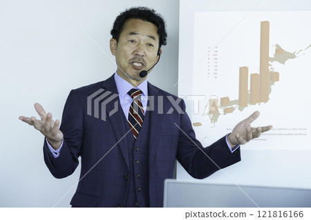 進行演講的中年男子攝影合作:電波學園教育法人東京電子學校 進行演講的中年男子攝影合作:電波學園教育法人東京電子學校 121816166