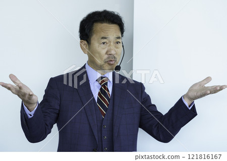 進行演講的中年男子攝影合作:電波學園教育法人東京電子學校 進行演講的中年男子攝影合作:電波學園教育法人東京電子學校 121816167