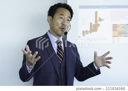 進行演講的中年男子攝影合作:電波學園教育法人東京電子學校 進行演講的中年男子攝影合作:電波學園教育法人東京電子學校 121816168