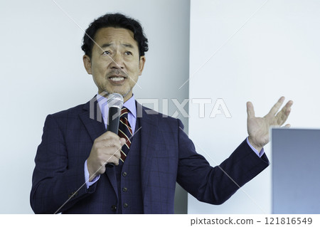 拿著麥克風演講的中年男子攝影合作:電波學園教育法人東京電子學校 拿著麥克風演講的中年男子攝影合作:電波學園教育法人東京電子學校 121816549