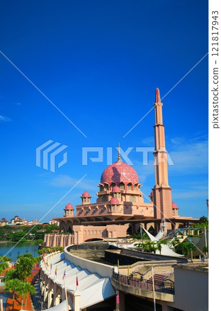 Putra Mosque, a pink mosque that stands out on the lake Putra Mosque, a pink mosque that stands out on the lake 121817943