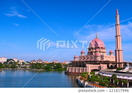 Putra Mosque，湖邊閃閃發光的粉紅色清真寺 121817946