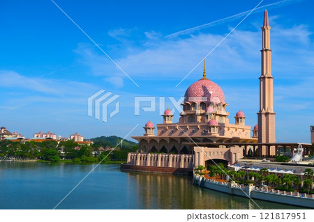 Putra Mosque，湖邊閃閃發光的粉紅色清真寺 121817951