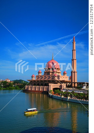Putra Mosque, a pink mosque that stands out on the lake Putra Mosque, a pink mosque that stands out on the lake 121817954