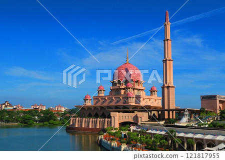 Putra Mosque，湖邊閃閃發光的粉紅色清真寺 121817955