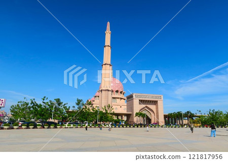 Putra Mosque, a pink mosque that stands out on the lake Putra Mosque, a pink mosque that stands out on the lake 121817956