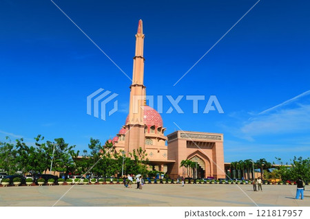 Putra Mosque, a pink mosque that stands out on the lake Putra Mosque, a pink mosque that stands out on the lake 121817957