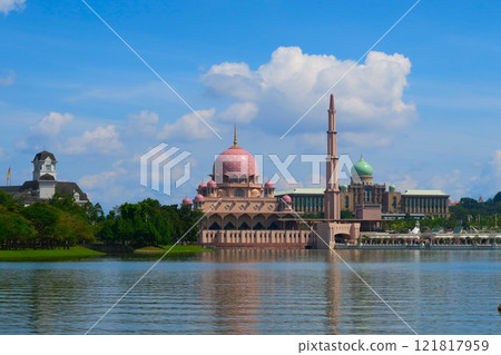 Putra Mosque, a pink mosque that stands out on the lake Putra Mosque, a pink mosque that stands out on the lake 121817959