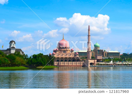 Putra Mosque，湖邊閃閃發光的粉紅色清真寺 121817960