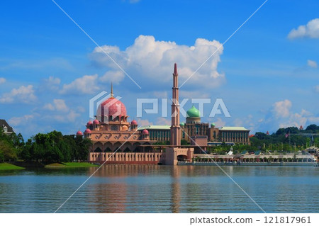 Putra Mosque, a pink mosque that stands out on the lake Putra Mosque, a pink mosque that stands out on the lake 121817961