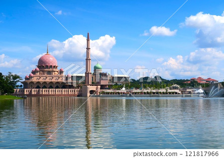 Putra Mosque, a pink mosque that stands out on the lake Putra Mosque, a pink mosque that stands out on the lake 121817966