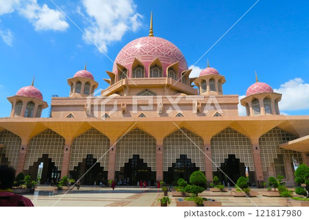 Putra Mosque，湖邊閃閃發光的粉紅色清真寺 121817980