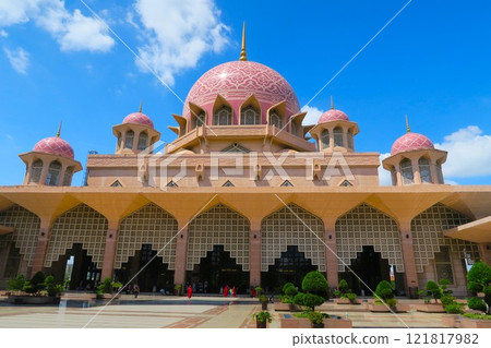 Putra Mosque, a pink mosque that stands out on the lake Putra Mosque, a pink mosque that stands out on the lake 121817982