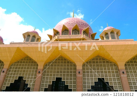 Putra Mosque, a pink mosque that stands out on the lake Putra Mosque, a pink mosque that stands out on the lake 121818012