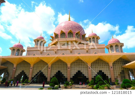 Putra Mosque, a pink mosque that stands out on the lake Putra Mosque, a pink mosque that stands out on the lake 121818015