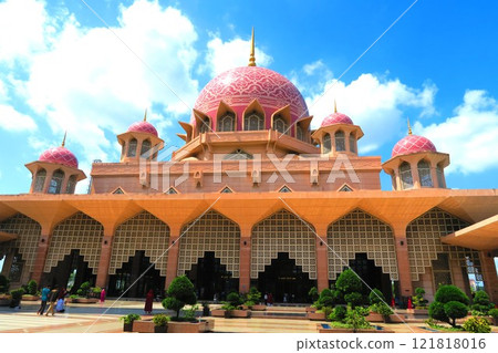 Putra Mosque, a pink mosque that stands out on the lake Putra Mosque, a pink mosque that stands out on the lake 121818016