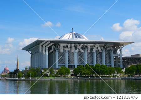 The Iron Mosque on the banks of Putrajaya Lake 121818470