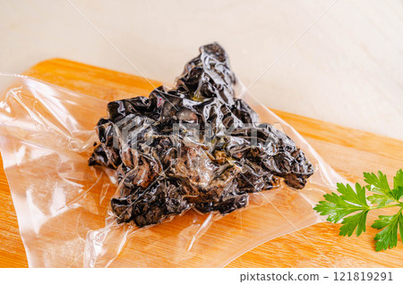 Vacuum-packed charcoal-grilled chicken 121819291