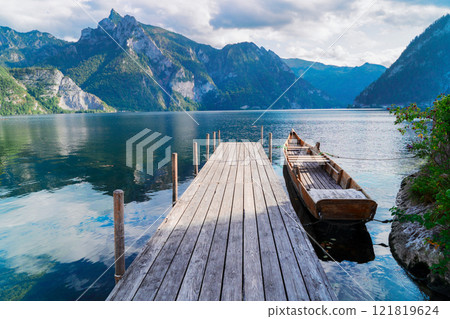 A picturesque Hallstatt lakeside village 121819624