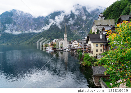 A picturesque Hallstatt lakeside village 121819629