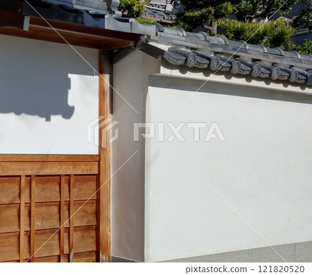 一座古廟子廟的白色牆壁 121820520