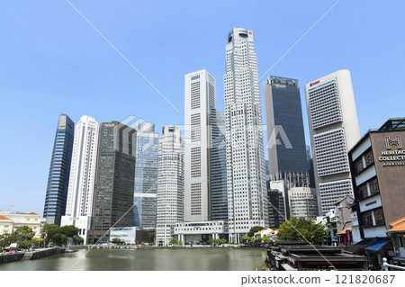 Panoramic view of skyscrapers in the Financial District of Boat Quay, Singapore. 121820687