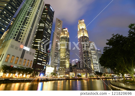 Panoramic view of the Financial District skyscrapers along the Singapore River.  121820696