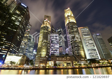 Panoramic view of the Financial District skyscrapers along the Singapore River.  121820697