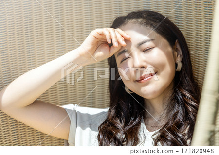 Summer direct sunlight UV care Beauty 121820948