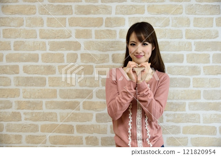 雙手做成心形的女人 雙手做成心形的女人 121820954