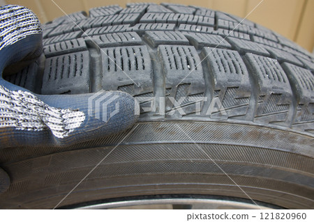 Check by pointing at the triangular mark on the tire slip sign Check by pointing at the triangular mark on the tire slip sign 121820960