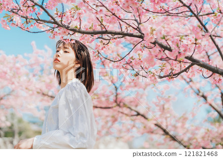 櫻花和一個年輕女子 121821468