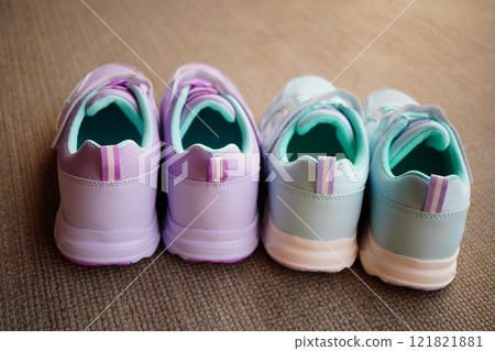 適合小學生的運動鞋。淡紫色和淺藍色的不同顏色。 121821881