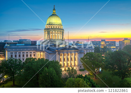 Madison, Wisconsin, USA State Capitol 121822861