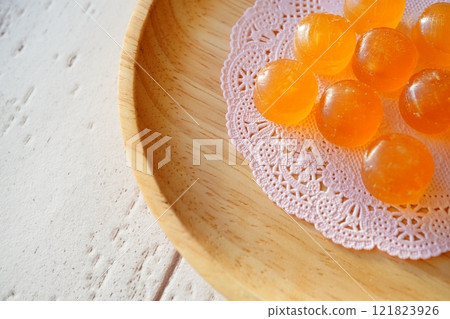 盤子裡的蜂蜜味潤喉糖 盤子裡的蜂蜜味潤喉糖 121823926