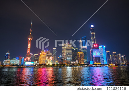 從中國上海外灘看夜晚的摩天大樓 從中國上海外灘看夜晚的摩天大樓 121824126
