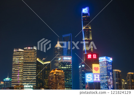 從中國上海外灘看夜晚的摩天大樓 121824129