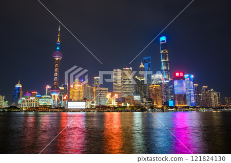 從中國上海外灘看夜晚的摩天大樓 從中國上海外灘看夜晚的摩天大樓 121824130