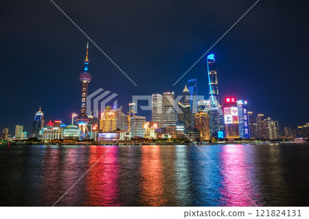 從中國上海外灘看夜晚的摩天大樓 121824131