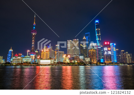 從中國上海外灘看夜晚的摩天大樓 從中國上海外灘看夜晚的摩天大樓 121824132