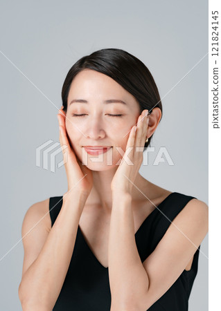 Beauty Middle-aged Woman Portrait 121824145