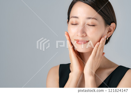 Beauty Middle-aged Woman Portrait 121824147