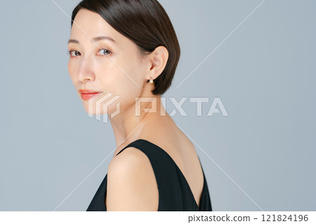 Beauty Middle-aged Woman Portrait 121824196