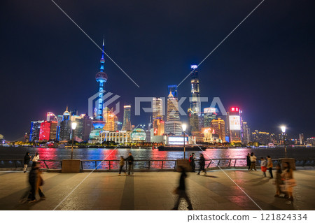 從中國上海外灘看夜晚的摩天大樓 121824334