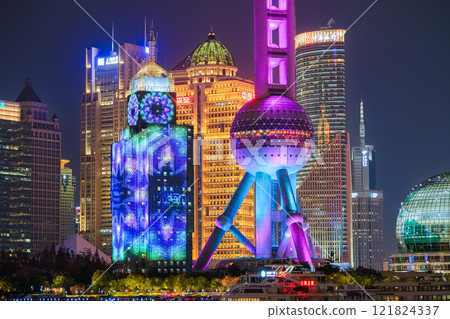 從中國上海外灘看夜晚的摩天大樓 121824337