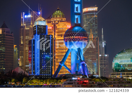 從中國上海外灘看夜晚的摩天大樓 121824339