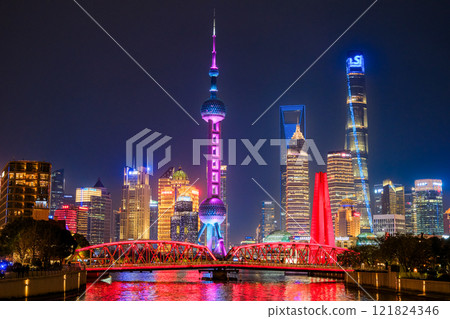 浦東新區的摩天大樓在晚上，上海，中國 121824346