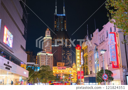 南京東路在晚上，上海，中國 121824351