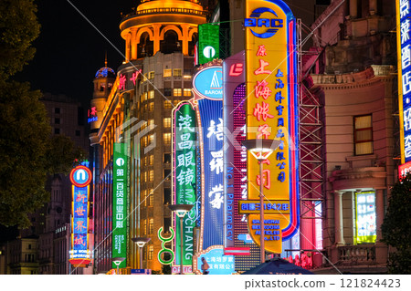 南京東路在晚上,上海,中國 南京東路在晚上,上海,中國 121824423