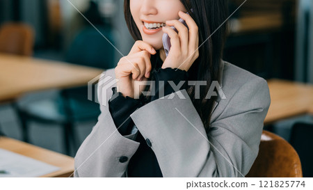微笑的女人/女商人在智慧型手機上交談 微笑的女人/女商人在智慧型手機上交談 121825774